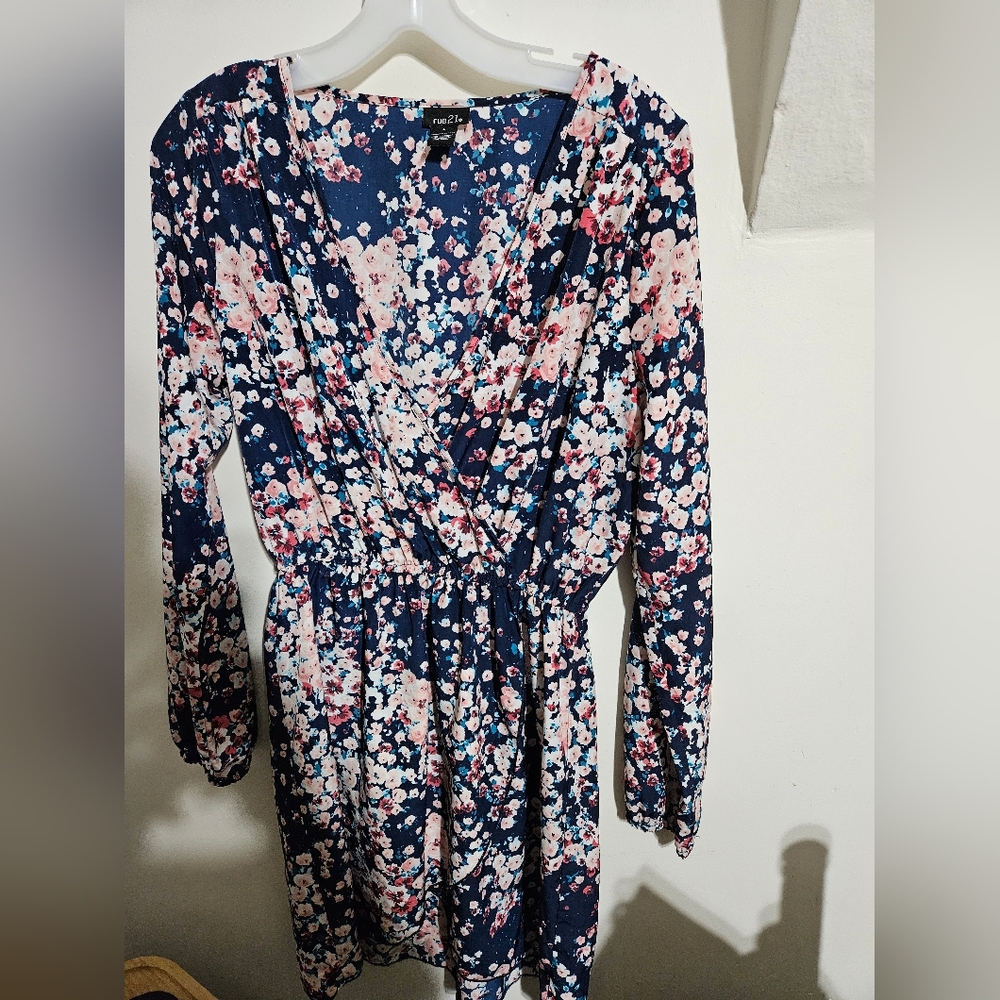 RUE 21 Beautiful floral long sleeve V dress fitted NWT